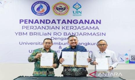 Wakil Rektor Bidang Alumni dan Kemahasiswaan ULM Muhammad Rusmin Nuryadin bersama pihak BRI saat penandatanganan kerja sama beasiswa.