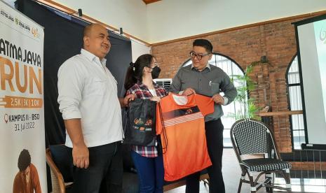 Wakil Rektor Bidang Kemahasiswaan dan Alumni Unika Atma Jaya, Agustinus Prajaka (kiri) dan Ketua Umum Perkumpulan Alumni Atma Jaya Jakarta (PAAJJ) Michell Suharli (kanan) saat konferensi pers di Jakarta Selatan, Rabu (27/7/2022). 