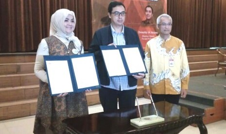   Wakil Rektor bidang Kerjasama Dr Keri Lestari (kiri) bersama Direktur Utama Perum Perhutani Denaldy M. Mauna (tengah), dan Dirut PT Pos Indonesia Gilarsi W Setijono menunjukkan nota kesepahaman (MoU) tentang pemanfaatan kawasan hutan yang ditandatanganinya di Kampus Unpad, Jalan Dipatiukur, Kota Bandung, akhir pekan lalu.  