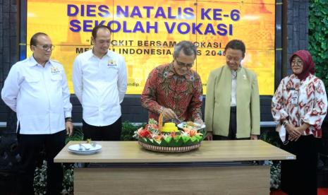 Wakil Rektor Bidang Riset dan Inovasi Undip, Prof Dr Ir Ambariyanto MSc memotong tumpeng menandai pemanfaatan beberapa fasilitas Teaching Industry Sekolah Vokasi Undip, yang diresmikan bertepatan dengan puncak dies natalis ke-6 Sekolah vokasi Undip, Ahad (23/10).