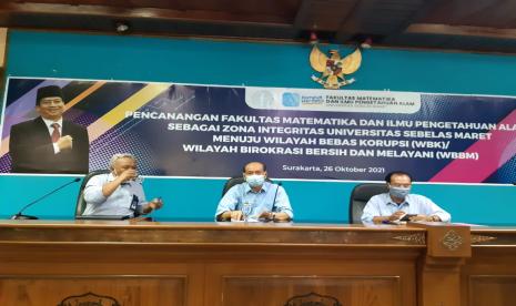 Wakil Rektor I Bidang Akademik Universitas Sebelas Maret (UNS), Ahmad Yunus (tengah) bersama Direktur Reputasi Akademik dan Kemahasiswaan UNS, Sutanto (kiri), saat jumpa pers terkait kejadian meninggalnya mahasiswa saat mengikuti Diklatsar Menwa, di kantor pusat UNS, Solo, Jawa Tengah, Selasa (26/10).