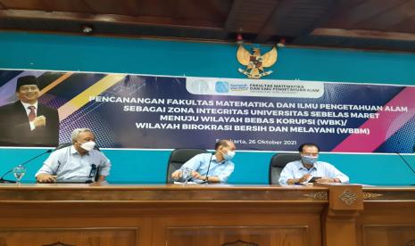 Wakil Rektor I Bidang Akademik Universitas Sebelas Maret (UNS), Ahmad Yunus (tengah) bersama Direktur Reputasi Akademik dan Kemahasiswaan UNS, Sutanto (kiri), saat jumpa pers terkait kejadian meninggalnya mahasiswa saat mengikuti Diklatsar Menwa, di kantor pusat UNS, Solo, Jawa Tengah, Selasa (26/10).