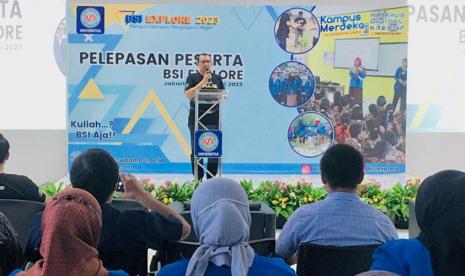 Wakil Rektor II Bidang Non Akademik Universitas BSI, Suharyanto, dalam acara Pelepasan Peserta BSI Explore 2023, Universitas BSI (Bina Sarana Informatika)