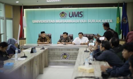 Wakil Rektor IV Prof Em Sutrisna (tengah) berbicara saat jumpa pers menindaklanjuti hasil investigas terkait pelanggaran etik yang dilakukan oknum dosen UMS, Sabtu (20/7/2024).