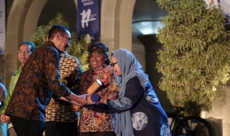 Wakil Rektor UGM, Paripurna, ketika menyerahkan penghargaan Insan  UGM Berprestasi kepada Allisa Wahid, di Balairung Universitas Gadjah Mada,  Rabu (16/10) malam.