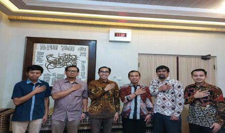 Wakil Rektor UMY bidang Kemahasiswaan, Alumni dan AIK, Faris Al-Fadhat, bersama dosen Ilmu Pemerintahan UMY menerima kunjungan dan audiensi dari KPU Bantul. 