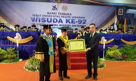 Wakil Rektor Unesa Prof. Dr. Djodjok Soepardjo, MLitt.didampingi Rektor Unesa menerima Anugerah Penghargaan dari Menlu Jepang. Penghargaan disampaikan langsung oleh Konsulat Jendral Jepang untuk Surabaya, Masuki Tani. Anureha diberikan saat wisuda mahasiswa mahasiswi Unesa di GOR Bima Unesa, Surabaya, Sabtu (8/9)