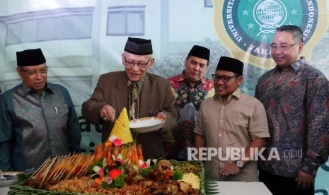 Wakil Rois Aam PBNU Miftahul Akhyar (kedua kiri)  memotong tumpeng pada acara peletakan batu pertama pembangunan kampus Universitas Nahdlatul Ulama Indonesia di Jakarta (Ilustrasi)