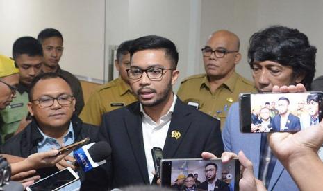 Wakil Sekjen DPP Partai Amanat Nasional (PAN) Farazandi Fidinansyah (tengah).