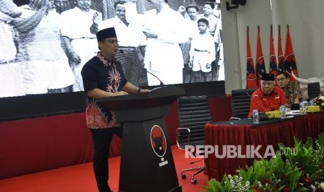 Wakil Sekjen DPP PDI Perjuangan Ahmad Basarah (kiri) 