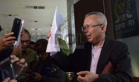 Wakil Sekjen Fraksi PPP kubu Romahurmuzziy , Arsul Sani menujukkan surat keterangan (SK) pergantian anggota Mahkamah Kehormatan Dewan (MKD) dari Fraksi PPP yakni dari Zainud Tauhid ke Dimyati Natakusumah yang dianggap janggal usai memberikan keterangan per