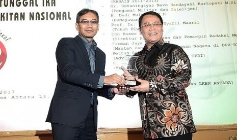 Wakil Sekjen PDIP Ahmad Basarah yang mewakili Megawati menerima award yang diserahkan Direktur Utama LKBN Antara Medyatama Suryodiningrat di gedung Wisma Antara, Senin, (22/5).