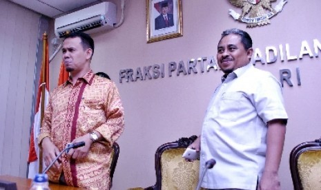 Wakil Sekjen PKS Mahfudz Siddiq (kiri) dan Presiden PKS Lutfi Hasan Ishaq (kanan).