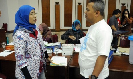  Wakil Sekretaris Jenderal DPP Partai Demokrat Andi Nurpati berbincang dengan Komisioner KPU Arief Budiman usai menyerahkan laporan dana kampanye Pemilu 2014 di Gedung KPU, Jakarta, Ahad (2/3). 