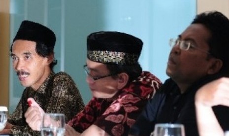 Wakil Sekretaris Jenderal Pengurus Besar Nahdatul Ulama (PB NU), Abdul Mun'im (kiri) dan sejumlah pengurus PBNU saat berkunjung ke Republika, Jumat (10/6),