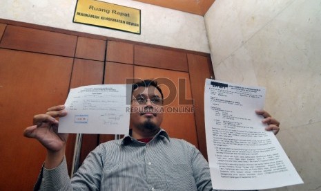 Wakil sekretaris Lembaga Perlindungan Anak dan Perempuan Indonesia (EL-PAPI), Dwi Nurdiansyah Santoso, menunjukan surat pengaduan terhadap anggota DPR dari Fraksi Partai Persatuan Pembangunan, Fanny Safriansyah alias Ivan Haz di Mahkamah Kehormatan Dewan (