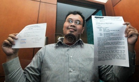 Wakil sekretaris Lembaga Perlindungan Anak dan Perempuan Indonesia (EL-PAPI), Dwi Nurdiansyah Santoso, menunjukan surat pengaduan terhadap anggota DPR dari Fraksi Partai Persatuan Pembangunan, Fanny Safriansyah alias Ivan Haz di Mahkamah Kehormatan Dewan (