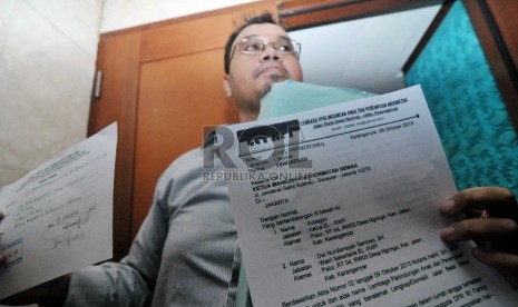 Wakil sekretaris Lembaga Perlindungan Anak dan Perempuan Indonesia (EL-PAPI), Dwi Nurdiansyah Santoso, menunjukan surat pengaduan terhadap anggota DPR dari Fraksi Partai Persatuan Pembangunan, Fanny Safriansyah alias Ivan Haz di Mahkamah Kehormatan Dewan (