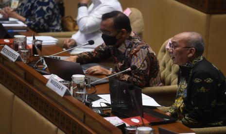 Wakil Seskab Fadlansyah Lubis (kanan) menyampaikan paparan disaksikan Mensesneg Pratikno (kiri) saat mengikuti rapat kerja dengan Komisi II DPR di Kompleks Parlemen, Senayan, Jakarta. Rapat itu beragenda pembicaraan pendahuluan pembahasan RAPBN 2023 dan rencana kerja pemerintah tahun 2023. 