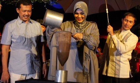 Wakil Wali Kota Banda Aceh Illiza Sa'aduddin Djamal (tengah) menyaring kopi tanda dibukanya festival kopi Aceh di Taman Sari, Banda Aceh, Jumat (25/11).