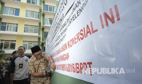 Wakil Wali Kota Bandung Oded M Danial (berpeci) terjun langsung melakukan penyegelan Rumah Susun PT Alpina Kencana Parahyangan yang melanggar peraturan, di kawasan Ciumbuleuit, Kota Bandung, Jumat (6/10).