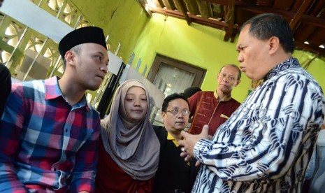 Wakil Wali Kota Bandung Oded M Danial berusaha menenangkan dua anak salah seorang korban musibah jatuhnya crane Adang Joppy Lili, di Kelurahan Padasuka, Kota Bandung, Ahad (13/9). (Republika/Edi Yusuf)