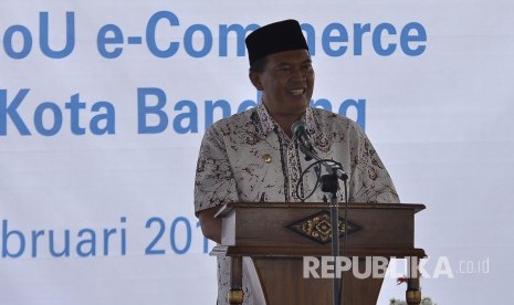 Wakil Wali Kota Bandung Oded M. Danial memberi sambutan saat peluncuran Program Bantuan Pangan Non Tunai (BPNT) 2017 serta pendandatangan MoU e-Commerce di Jalan Binong Jati, Kota Bandung, Kamis, (23/2). 