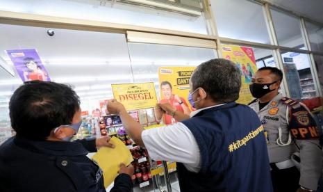 Wakil Wali Kota Bandung, Yana Mulyana menyegel minimarket yang melanggar di masa pandemi Covid-19 beberapa waktu lalu.