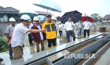 Wakil Wali Kota Bandung Yana Mulyana (tengah) meninjau persiapan pembangunan revitalisasi Pasar Cihaurgeulis, Kota Bandung, Selasa (27/8). 