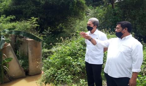 Wakil Wali Kota Bogor Dedie A. Rachim, bersama Kadis PUPR Kota Bogor Chusnul Rozaqi, meninjau lokasi calon pembangunan Jalan R2 di Kelurahan Tanah Baru, Kecamatan Bogor Utara, Kota Bogor.