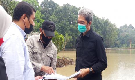 Wakil Wali Kota Bogor, Dedie A. Rachim (kanan) meninjau pengembangan kawasan Situ Gede, Kecamatan Bogor Barat, Kota Bogor, Selasa (31/8).