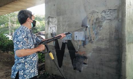 Wakil Wali Kota Bogor, Dedie A. Rachim mencoba alat high pressure jet untuk membersihkan dinding-dinding kota dari coretan vandalisme, di Jalan Soleh Iskandar, Tanah Sareal, Kota Bogor, Jumat (3/9). 