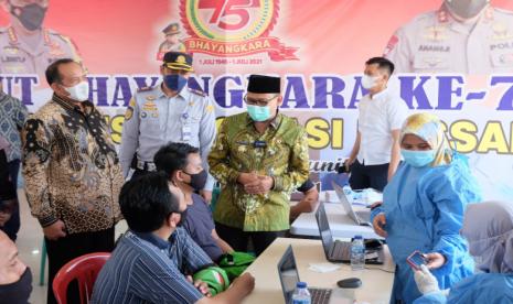 Wakil Wali Kota Depok Imam Budi Hartono didampingi Kepala Dinkes Depok Novarita saat meninjau kegiatan vaksinasi Covid-19 massal di terminal Jatijajar, Kota Depok, Jumat (25/6).