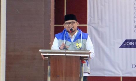 Wakil Wali Kota Depok, Imam Budi Hartono. Imam menyerahkan dua penghargaan sekaligus kepada Dinas Kependudukan dan Pencatatan Sipil (Disdukcapil) Kota Depok. Penghargaan berasal dari Kementerian Pendayagunaan Aparatur Negara dan Reformasi Birokrasi (Kemenpan RB) RI dan Ombudsman RI, Senin (28/3/2022).