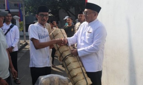 Wakil Wali Kota Depok, Pradi Supriatna membagi-bagikan 1.000 besek bambu ke sejumlah panitia pemotongan hewan kurban di sejumlah tempat pemotongan hewan kurban di lingkungan sekitar rumahnya di Kelurahan Kukusan, Kota Depok, Ahad (11/8).