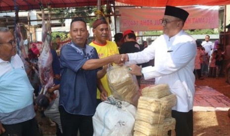 Wakil Wali Kota Depok, Pradi Supriatna membagi-bagikan 1.000 besek bambu ke sejumlah panitia pemotongan hewan kurban di sejumlah tempat pemotongan hewan kurban di lingkungan sekitar rumahnya di Kelurahan Kukusan, Kota Depok, Ahad (11/8).