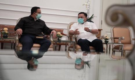 Wakil Wali Kota Depok, Pradi Supriatna mengambil langsung bantuan untuk Pemerintah Kota (Pemkot) Depok yang dialokasikan Pemrov DKI Jakarta sebanyak 2.400 alat rapid test virus Corona (Covid-19). Pradi menerima langsung bantuan tersebut dari Gubernur DKI Jakarta, Anies Baswedan di Balai Kota DKI Jakarta, Rabu (1/4).