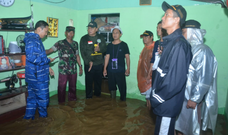 Wakil Wali Kota Depok, Pradi Supriatna terjun langsung memantau dan mengatur lalulintas di lokasi banjir di Jalan Arif Rahman Hakim, Rabu (1/1).