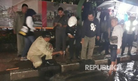 Wakil Wali Kota Depok, Pradi Supriatna terjun langsung meninjau titik banjir di depan Terminal Depok, Jalan Margonda yang mengakibatkan kemacetan total di sepanjang Jalan Margonda selama empat jam, dari pukul 16.00 WIB hingga pukul 21.00 WIB, Senin (10/4). 