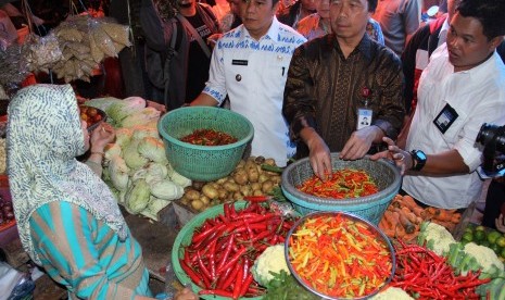 Plt Wali Kota Makassar Syamsu Rizal (dua kiri).