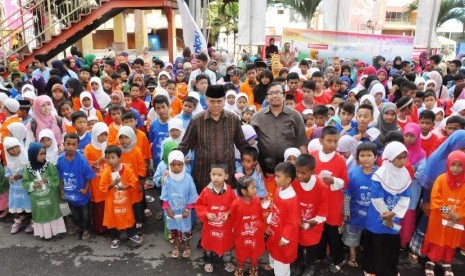 Wakil Wali Kota Padang bersama PKPU menemani anak yatim belanja keperluan lebaran dalam program 'Belanja Bareng Yatim'