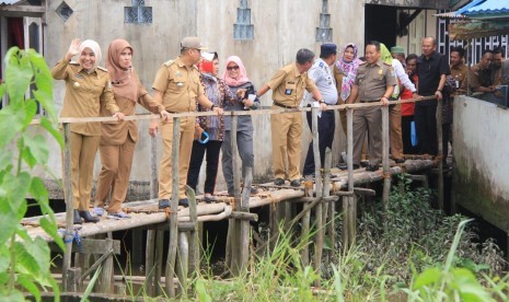 Wakil Wali Kota Palembang Fitrianti Agustinda (kiri), Senin (17/12) melakukan peninjauan ke kawasan di bawah jembatan Musi II di Kelurahan Karang Anyar, Kecamatan Gandus. Kunjungan sebagai persiapan untuk menjadikan bantaran sungai sebagai ruang terbuka hijau (RTH) yang akan mulai ditata pada 2019.