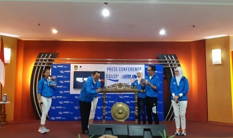 Wakil Wali Kota Solo Achmad Purnomo memukul gong sebagai tanda peluncuran Kota Solo sebagai lokasi penyelenggaraan Pocari Sweat Run pada 29 Maret 2020, di acara konferensi pers di kompleks Balai Kota Solo, Senin (11/11). 