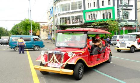 Wakil Wali Kota Solo, Teguh Prakosa, menjajal mobil listrik wisata yang akan dioperasionalkan untuk wisatawan berkeliling Kota Solo, Kamis (30/12). Kendaraan listrik wisata dioperasikan meski muncul polemik terkait izin keselamatan. Ilustrasi.