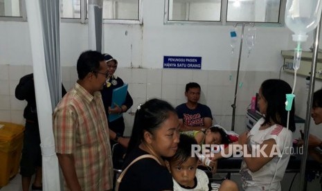 Wakil Wali Kota Sukabumi Achmad Fahmi menjenguk sejumlah warga yang mengalami gejala keracunan diduga berasal dari bubur ayam di RSUD R Syamsudin SH Kota Sukabumi Ahad (5/11).