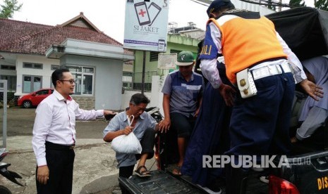 Wakil Wali Kota Sukabumi Achmad Fahmi menyisir penumpang yang terlantar sebagai akibat angkot mogok untuk diangkut menggunakan kendaraan Pemkot Sukabumi Selasa (26/9).