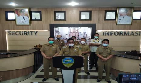 Wakil Wali Kota Tasikmalaya Muhammad Yusuf melakukan konferensi pers di Bale Kota Tasikmalaya, Senin (26/10). Pemerintah Kota Tasikmalaya menjamin roda pemerintahan dan pelayanan kepada masyarakat tetap berjalan normal setelah penahanan Wali Kota Tasikmalaya oleh KPK. 