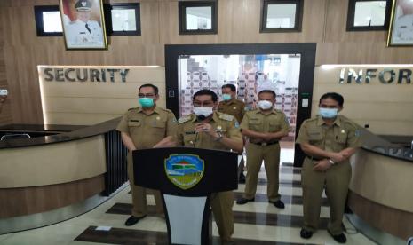 Wakil Wali Kota Tasikmalaya Muhammad Yusuf melakukan konferensi pers di Bale Kota Tasikmalaya, Senin (26/10). Pemerintah Kota Tasikmalaya menjamin roda pemerintahan dan pelayanan kepada masyarakat tetap berjalan normal setelah penahanan Wali Kota Tasikmalaya oleh KPK. 