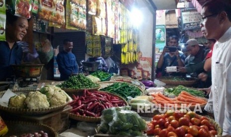  Wakil Wali Kota Tasikmalaya Muhammad Yusuf mengecek langsung harga komoditas pokok di pasar Pancasila, Jumat (29/12)