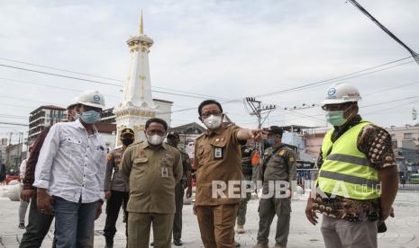 Wakil Wali Kota Yogyakarta Heroe Poerwadi (dua kanan) meninjau proyek revitalisasi Tugu Pal Putih di Yogyakarta, Senin (7/12/2020). Revitalisasi kawasan Tugu Pal Putih yang dilakukan untuk memadukan konsep cagar budaya dengan sumbu filosofis dan memindahkan kabel-kabel ke dalam tanah tersebut ditargetkan selesai Desember ini.